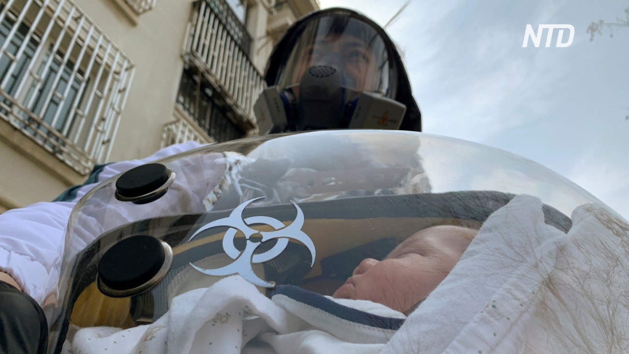 Китаец придумал безопасную переноску для защиты младенцев от коронавируса