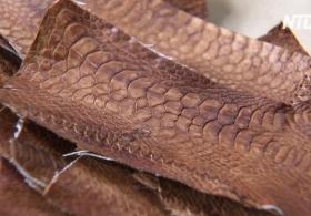 Почему индонезиец делает ботинки из кожи с куриных лапок