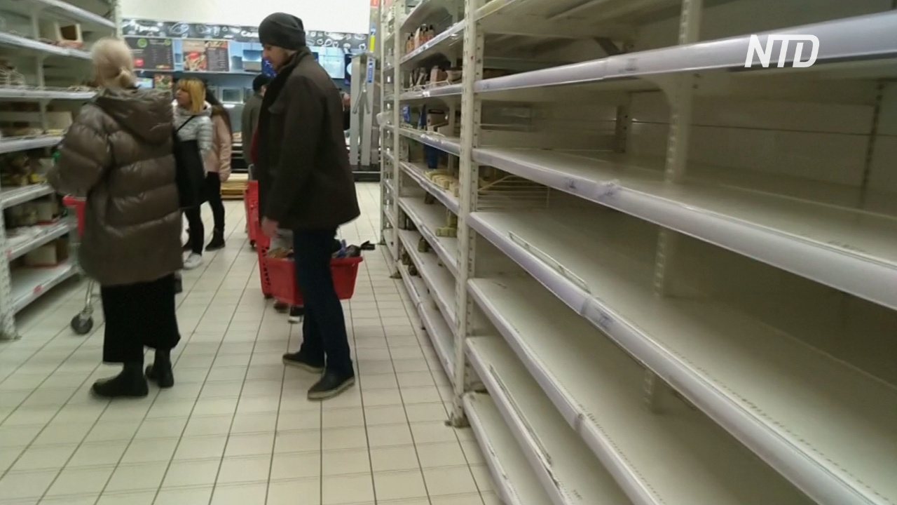 В Москве из-за коронавируса раскупают продукты и туалетную бумагу