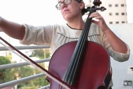 Классика с балкона: как первая виолончель панамского симфонического оркестра успокаивает людей в условиях карантина