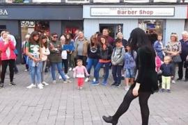 Уличное шоу: малышка танцует ирландский танец