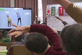 Японские бабушки и дедушки поддерживают форму с помощью видеотренировок