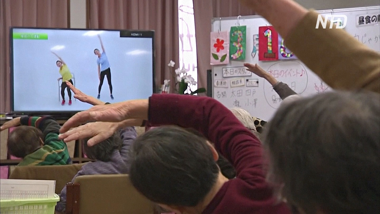 Японские бабушки и дедушки поддерживают форму с помощью видеотренировок