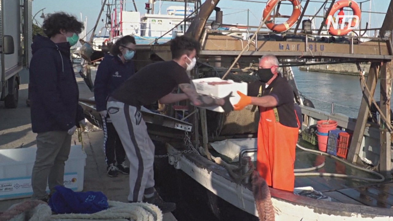 Итальянские рыбаки отдают часть улова нуждающимся