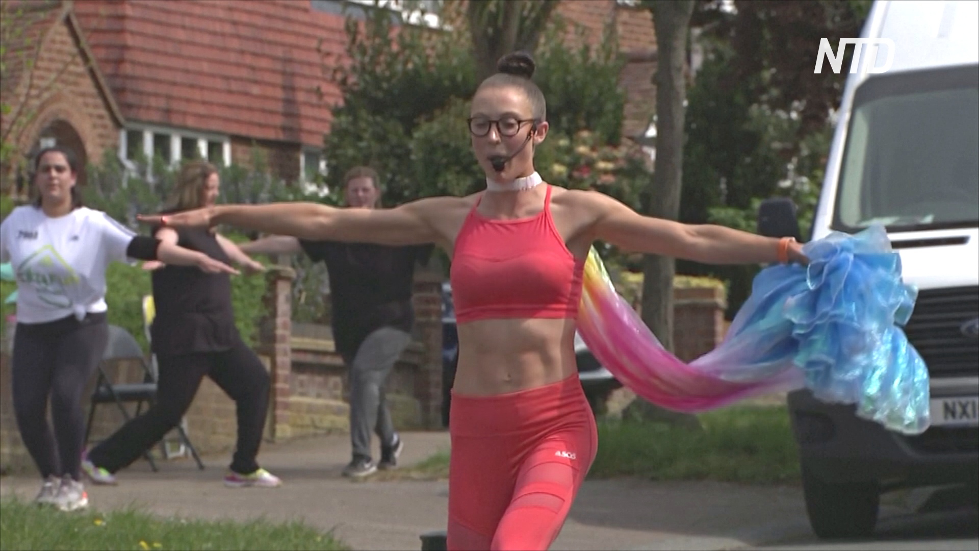 Фитнес для соседей: британский тренер проводит занятия прямо на улице