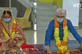Маски и стерильные руки: какими стали индийские свадьбы