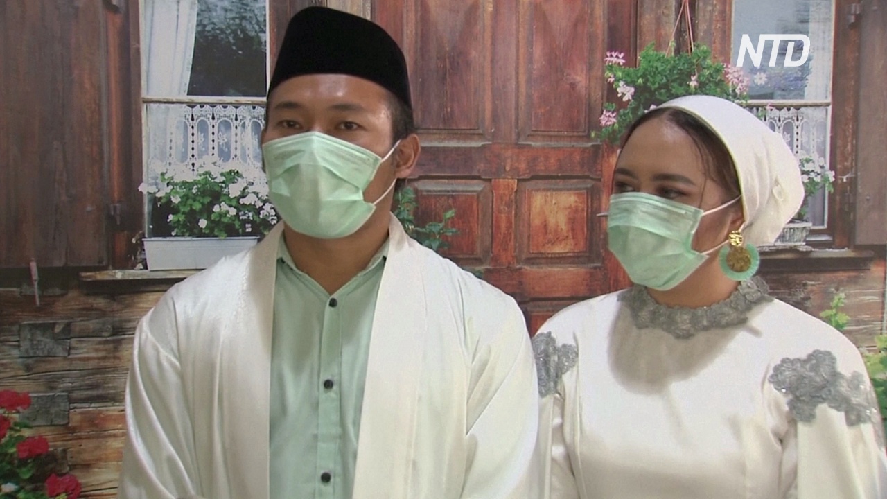 Индонезийская пара сыграла свадьбу с онлайн-трансляцией для приглашённых