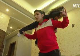 Иорданская дзюдоистка поднимает сестру и диван, тренируясь на карантине