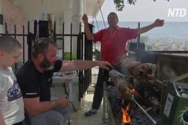 Пасха в условиях карантина: греки вышли на балконы жарить ягнят