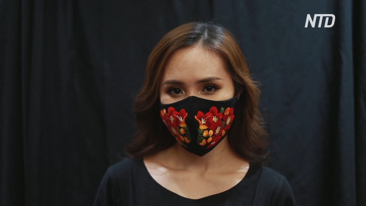 Безопасно и модно: дизайнер украшает маски вьетнамской вышивкой