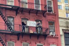 Музыкант играет и поёт на балконе, чтобы поддержать ньюйоркцев