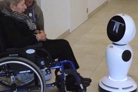 Роботы-гуманоиды в домах престарелых помогают общаться с родными
