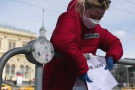 Пакеты с едой на вокзалах: как бездомным Москвы и Петербурга помогают в карантин