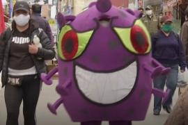 По улицам Ла-Паса разгуливают люди в костюмах коронавируса