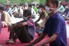 Йога помогает индийским рабочим-мигрантам переждать карантин