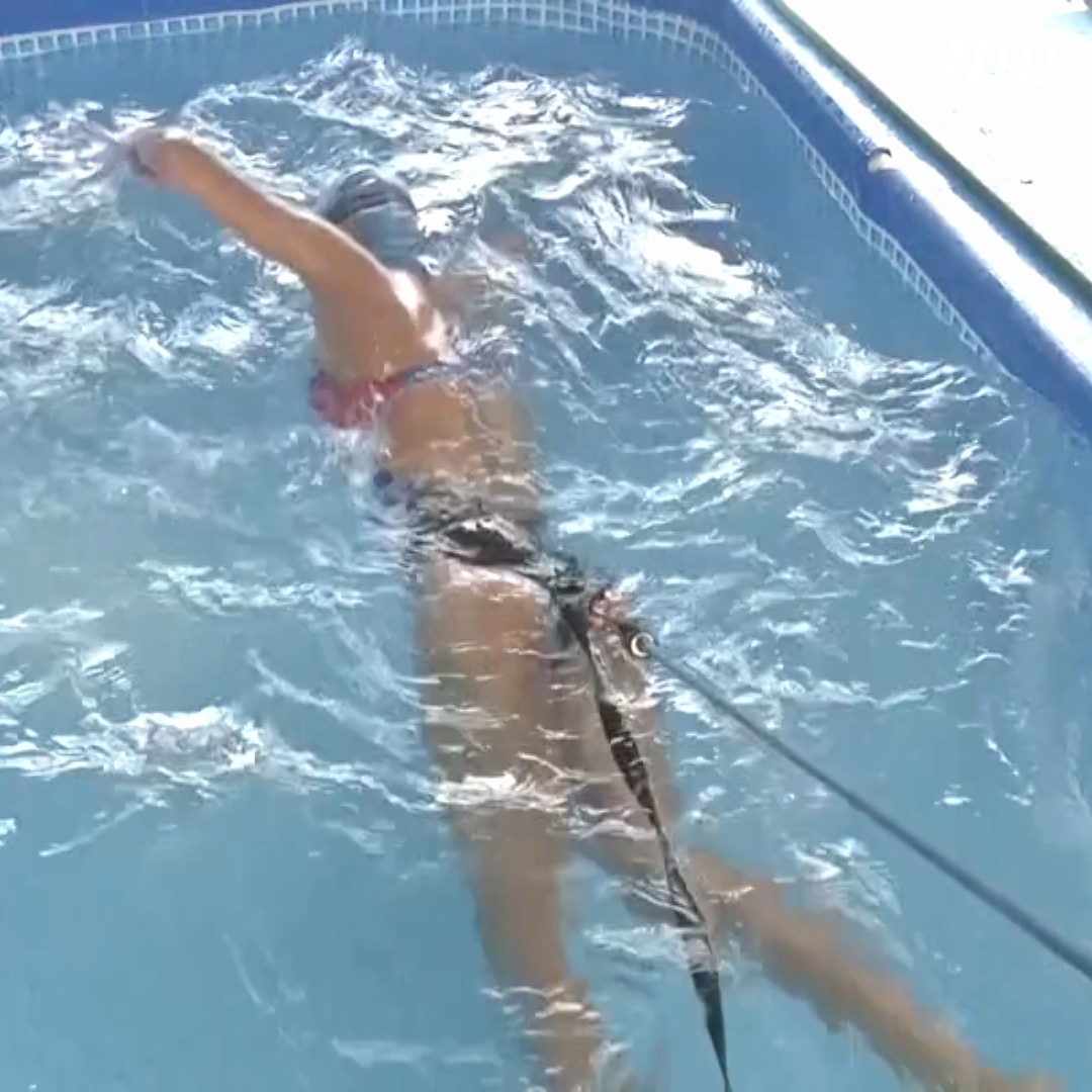 Триатлонистка готовится к Олимпиаде в домашнем бассейне