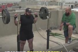 Двое иракских тяжелоатлетов устроили спортзал на крыше