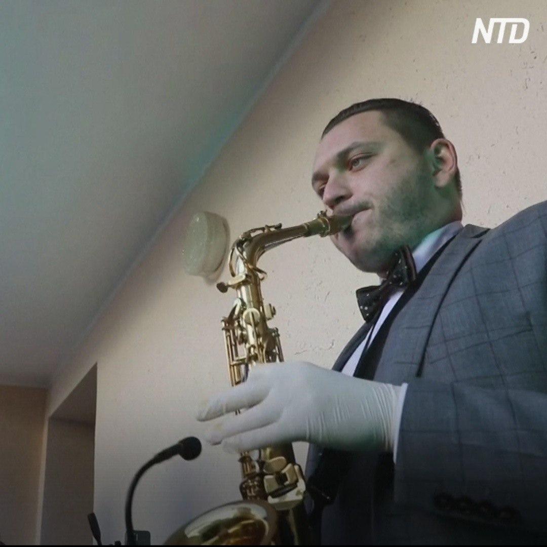 Российский саксофонист сыграл с балкона для соседей в самоизоляции