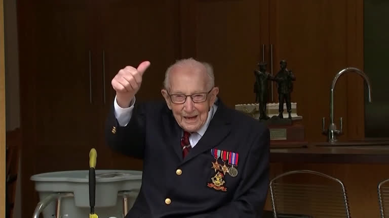 100-летнего британского ветерана Тома Мура посвятят в рыцари