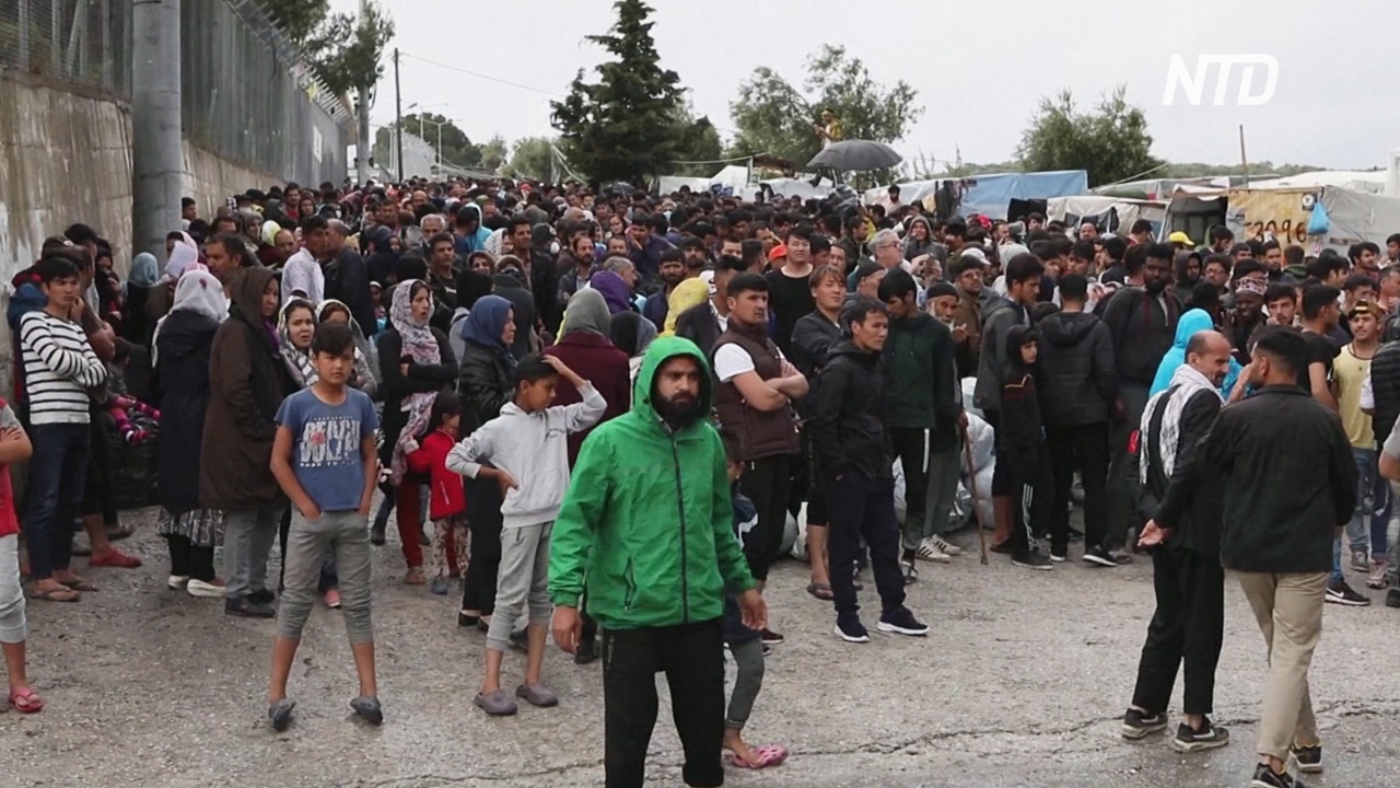 Мигрантов с греческих островов перевозят на материк