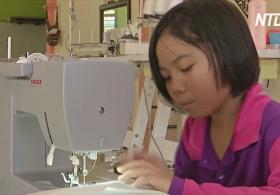 9-летняя малазийка сшила десятки защитных халатов для медиков