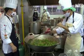 Тайские повара приготовят 40 000 бесплатных обедов для нуждающихся