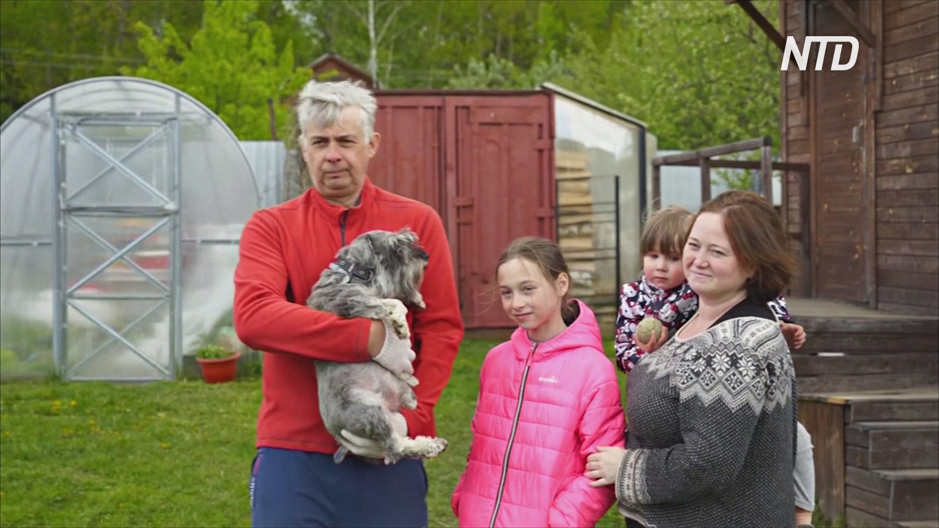 Карантин на даче: семья москвичей разводит кур и выращивает овощи