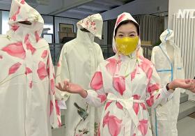 Пекинский дизайнер создаёт красивые маски и защитные костюмы для женщин