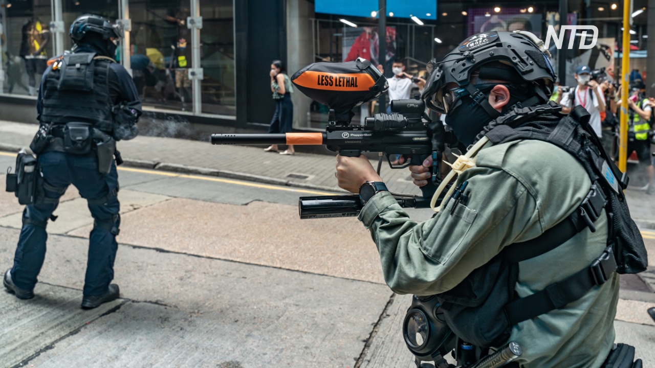 Полиция Гонконга снова разгоняла протестующих перцовым спреем