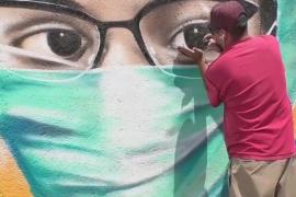 Гигантские медсёстры появились на стенах домов в Мехико