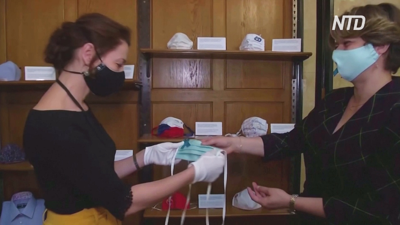 Аксессуары с историей: пражский музей открыл выставку защитных масок