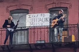 Песни с балкона: житель Нью-Йорка собирает толпы зрителей на карантине