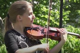 Швейцарская скрипачка исполняет музыку перед домом престарелых