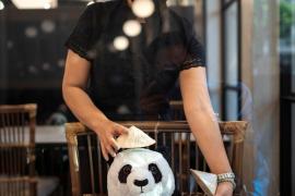 Панды в ресторане: как вьетнамцев учат дистанцироваться