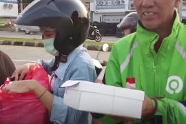 Студенты развозят бесплатные обеды в индонезийском городе Депок