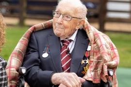 100-летнего британца посвятят в рыцари за сбор денег для врачей