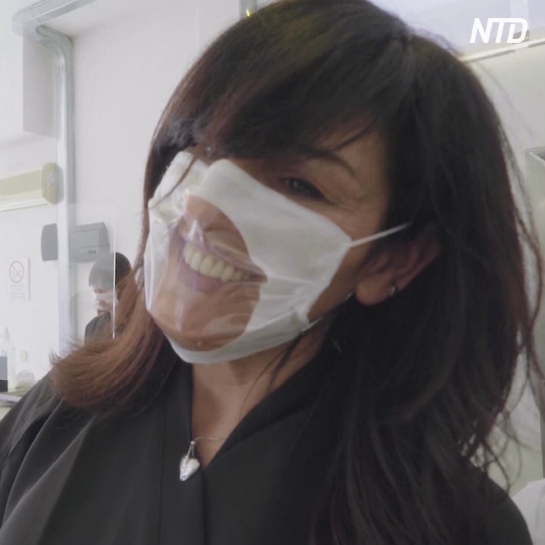 Итальянцам надевают прозрачные маски, чтобы было видно улыбку