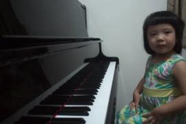 Трёхлетняя девочка поражает игрой на фортепиано