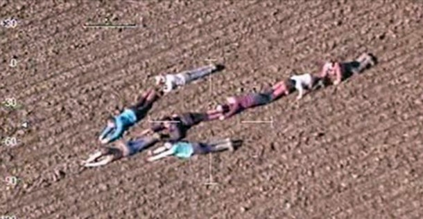 Почему дети легли в форме стрелки на поле