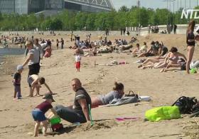 Без масок и дистанцирования: петербуржцев солнце выманило на пляжи