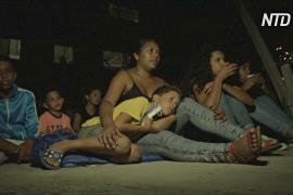 Кинотеатр на крыше: семьям в трущобах Каракаса помогают пережить карантин