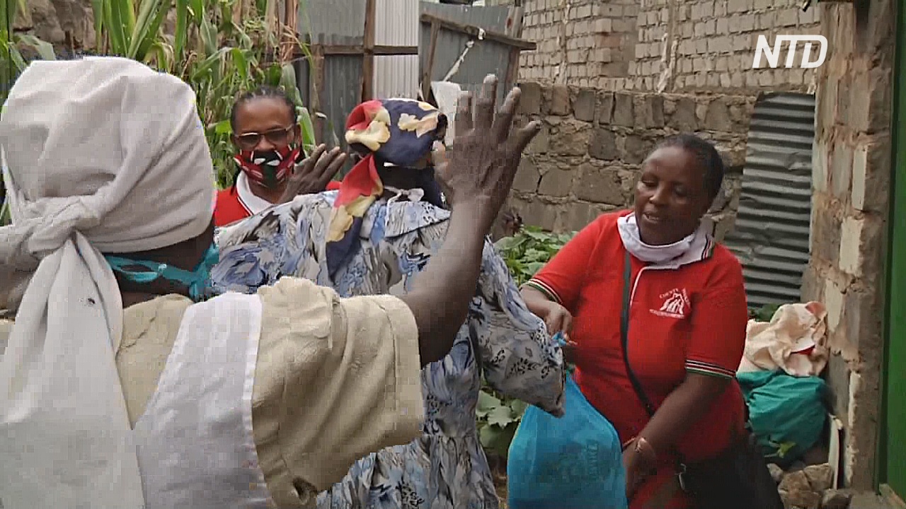 Кенийские волонтёры приносят еду пожилым в самоизоляции