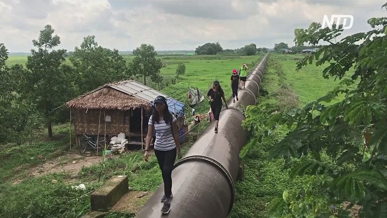 Туристы гуляют по старому водопроводу в Мьянме