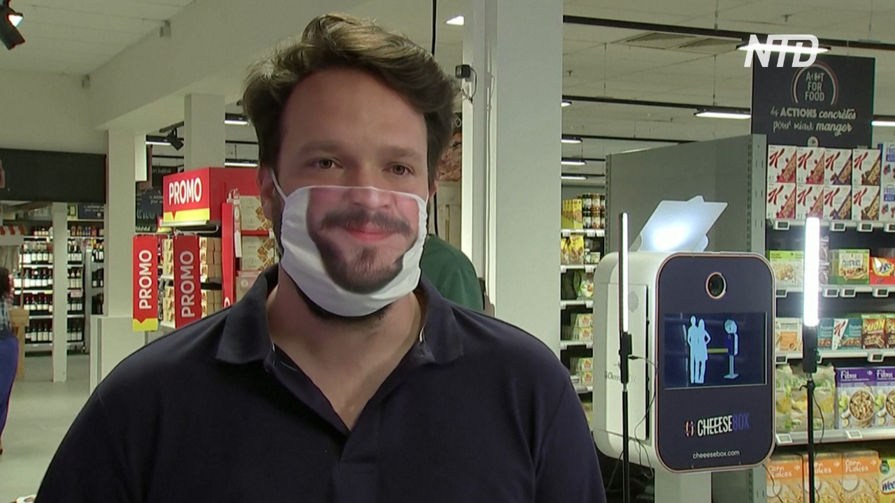 «Улыбающаяся маска»: бельгиец решил «оживить» безликий аксессуар