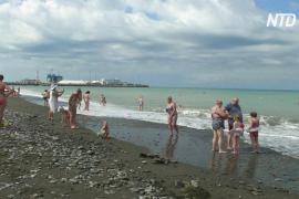 На открывшиеся пляжи в Сочи постепенно съезжаются отдыхающие