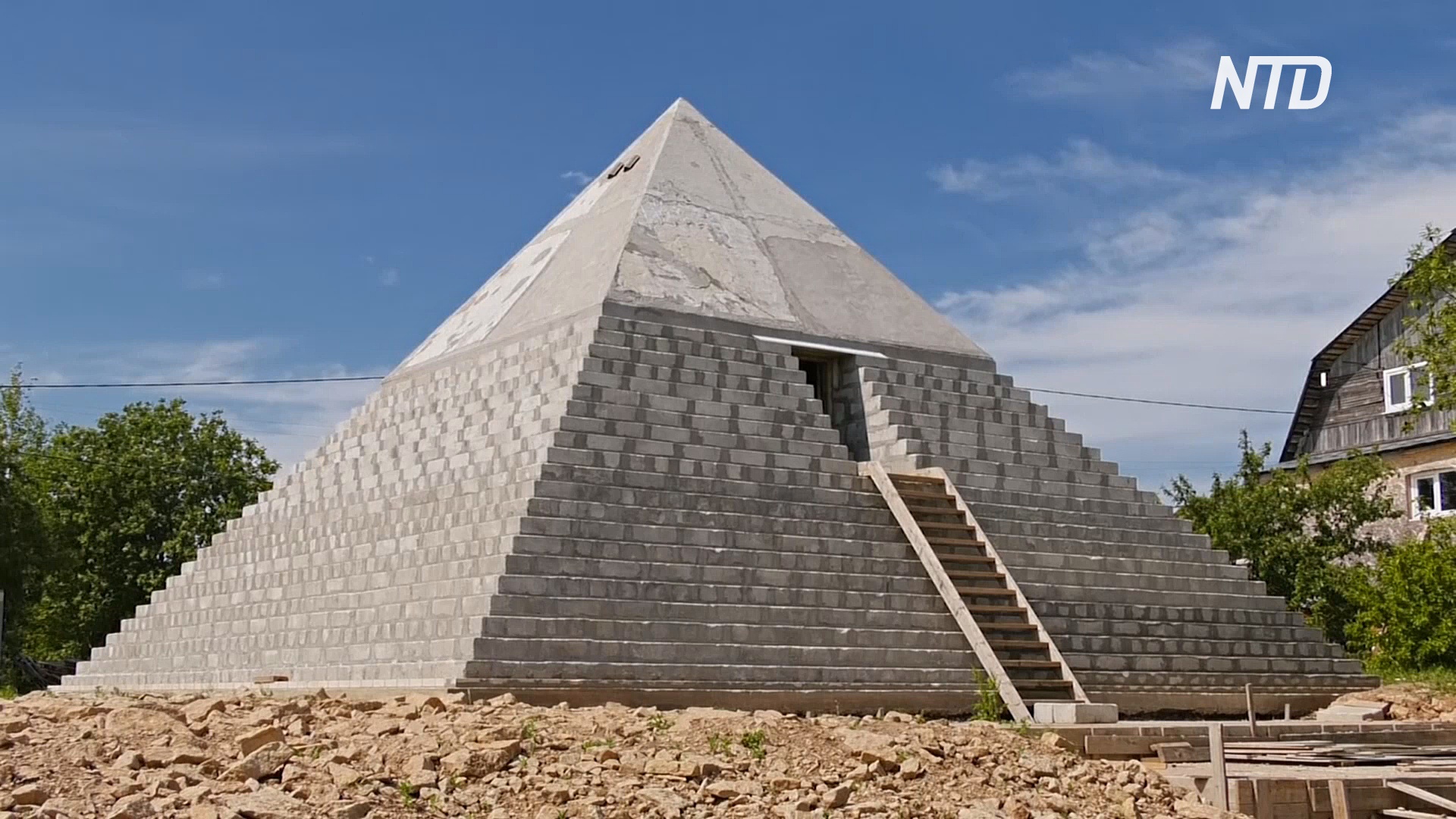 Российские супруги построили египетскую пирамиду в деревне