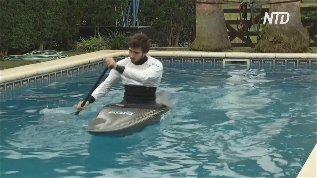 Аргентинский каноист готовится к Олимпиаде, плавая в бассейне у дома