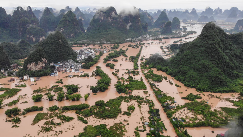 Китай страдает от наводнений и нашествия саранчи