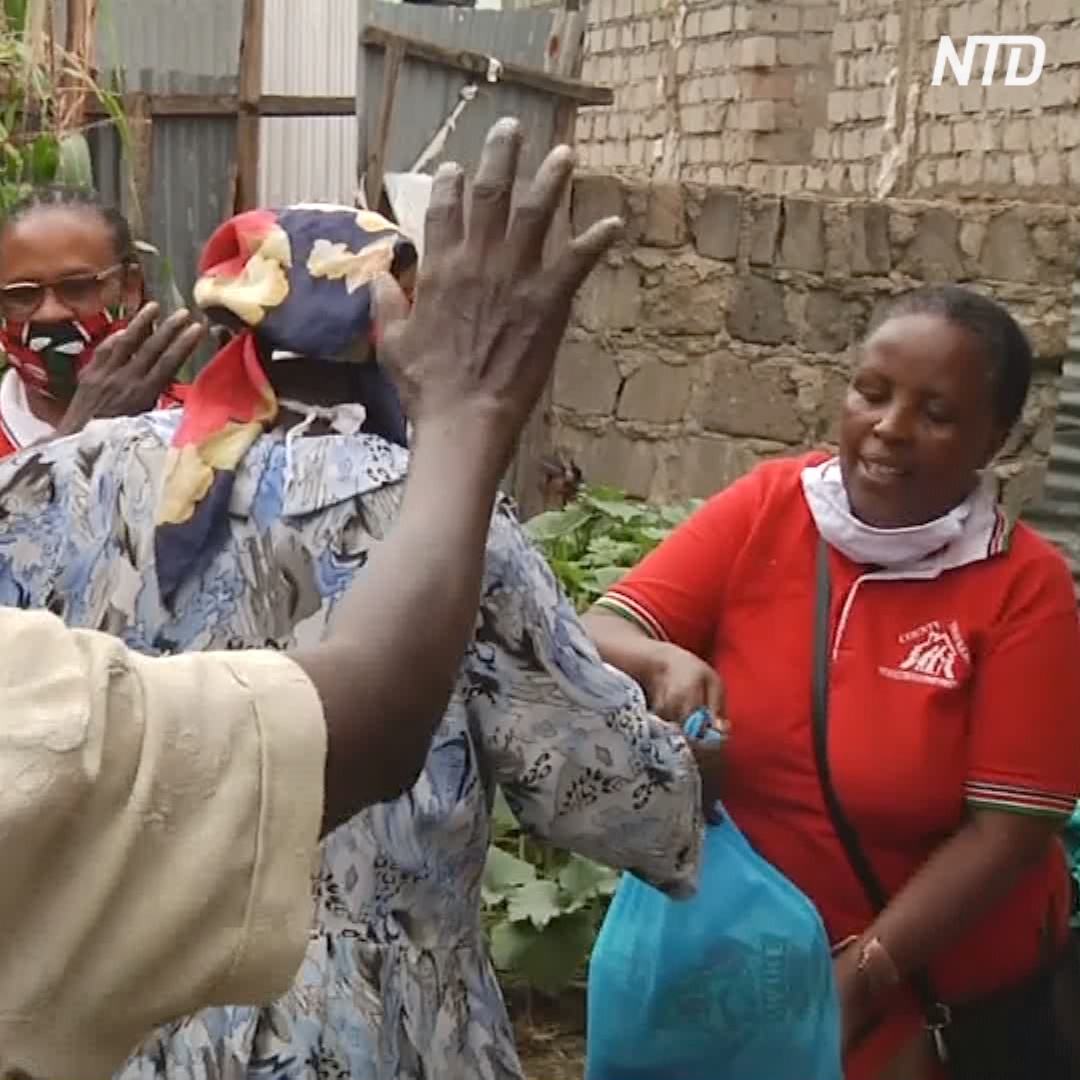 Кенийские волонтёры приносят еду пожилым в самоизоляции
