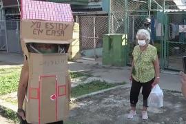 Из-за пандемии бабушка перемещается по улицам в картонном доме